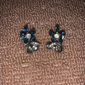 Vintage stone flower clip on earrings